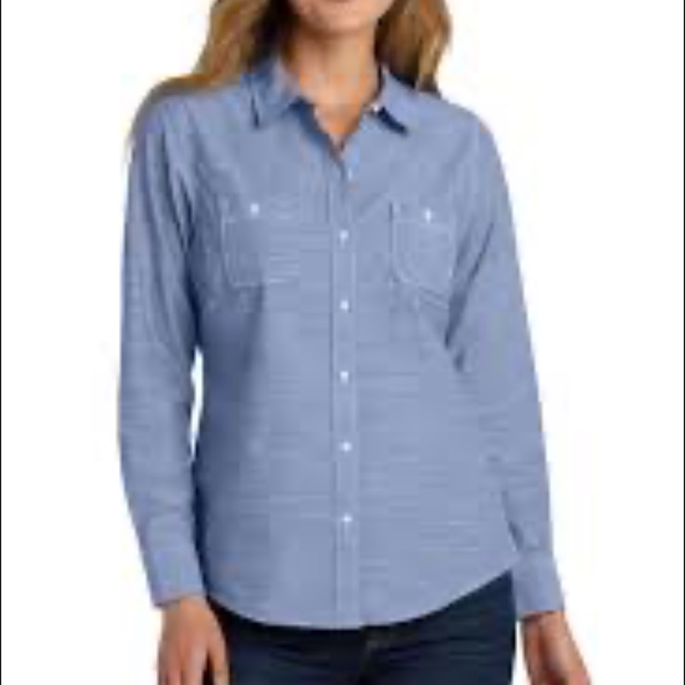 Chaps light blue long sleeve button-up chambray shirt with two chest pockets M